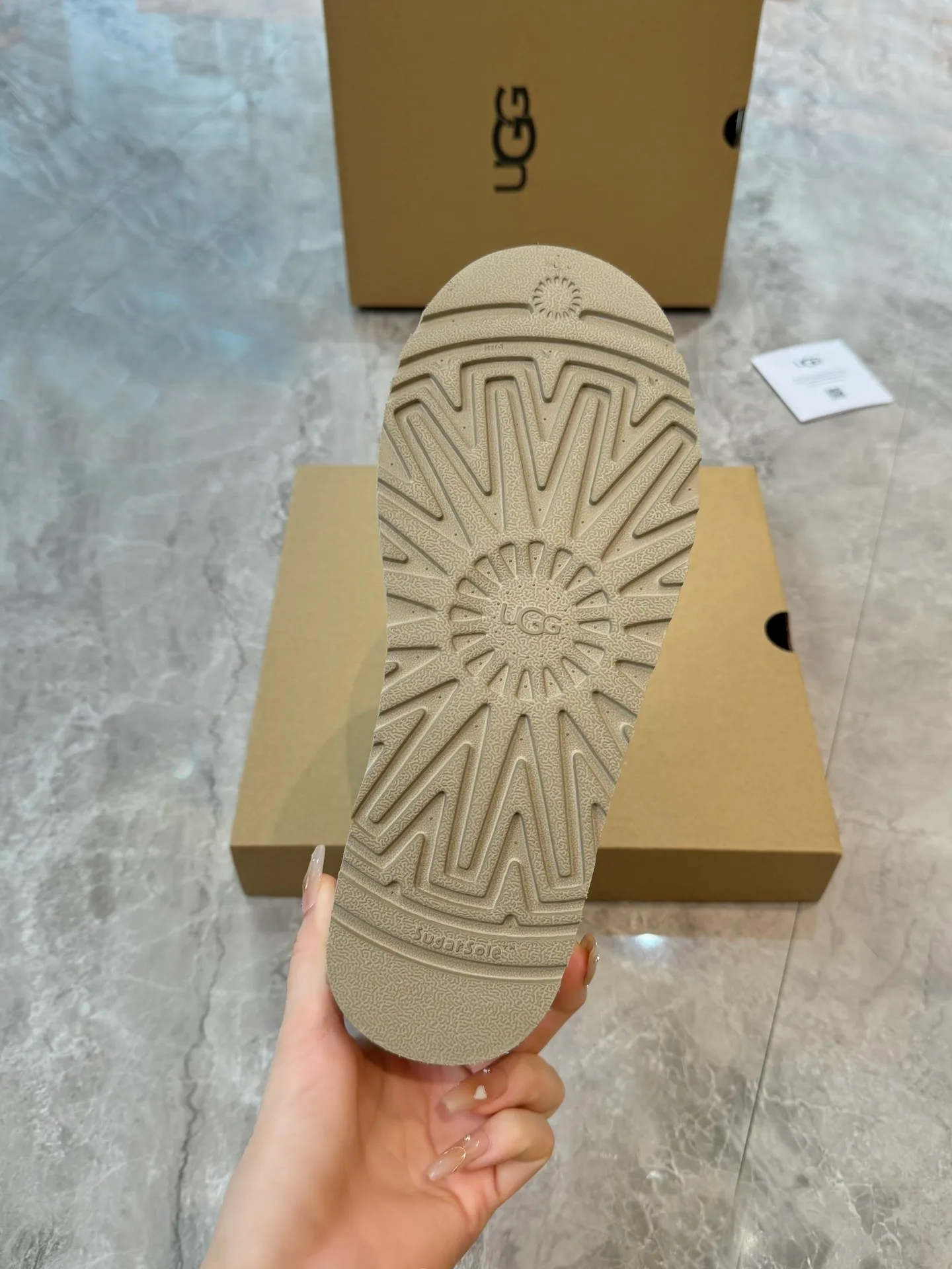 Self-pickup 💰520 New snow boots 1125956 Ethnic style plus sock cover, the sock cover is inserted into the wool. The surface is made of imported silk cow suede, and the inner part is made of Longfeng fur. Foam outsole has light anti-slip characteristics. Four colors, 35-40